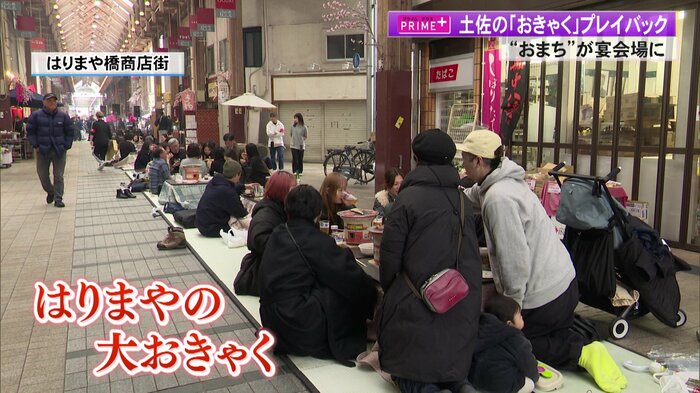 商店街の道のど真ん中に並ぶのは「こたつ」!