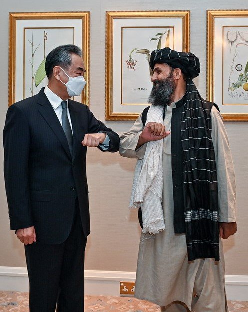 タリバン幹部と王毅外相(2021年 中国外務省HPより)