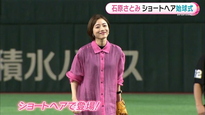 爽やかなショートヘアの石原さとみ ピンクのシースルー姿で華麗に登場