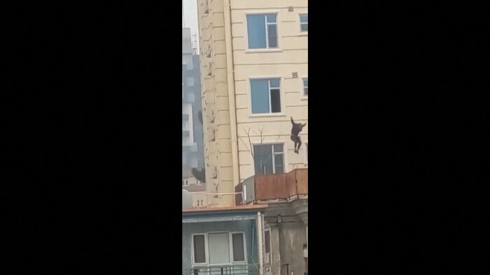 襲撃されたホテルでは窓から飛び降りて脱出する人も(12月12日 Aamaj News)