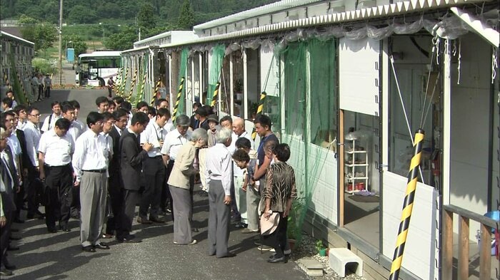 仮設住宅の被災者と懇談される両陛下