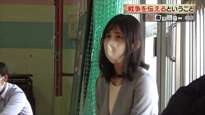 高徳さんの平和学習を見る肝付さん