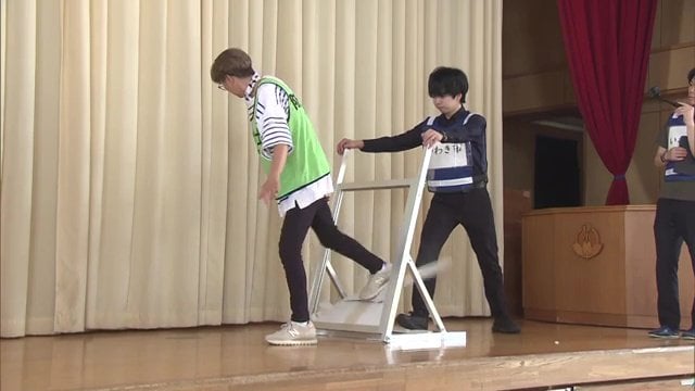 後ろに蹴って破る 「蹴破り戸」を体験