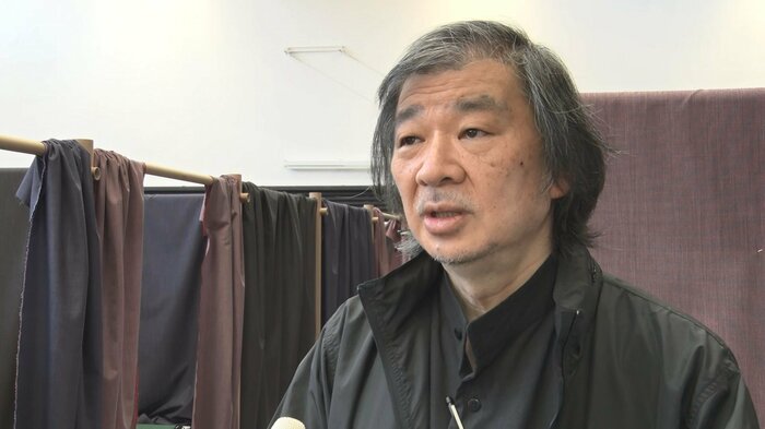 インタビューに応じる坂茂さん