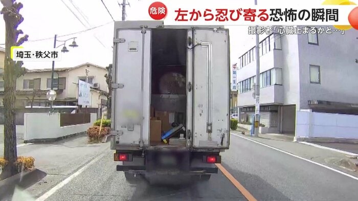走行中にも関わらず開いた荷台のドア(視聴者提供)