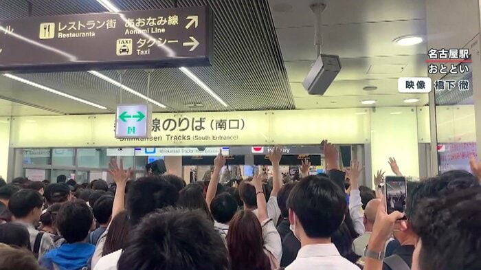 駅員の声に応じて、手を上げる乗客ら(映像:橋下徹)