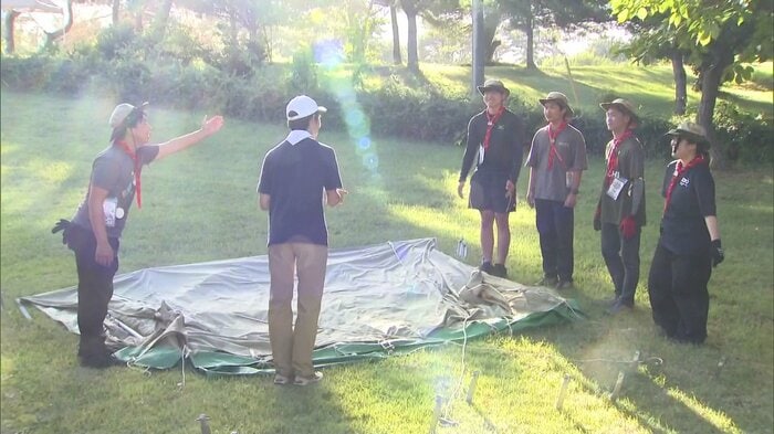 一緒にテント設営に臨むスカウトと自己紹介をされる悠仁さま