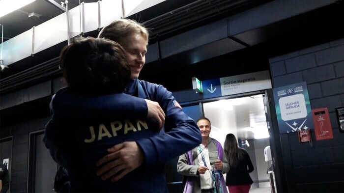 イリア・マリニンとハグする宇野(2024年世界選手権)