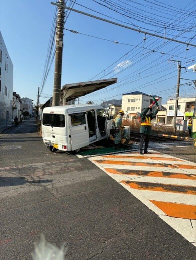 広電宮島線とJR山陽線が並走する踏切　３台追突事故で軽自動車が遮断器に衝突　広島市西区　｜FNNプライムオンライン