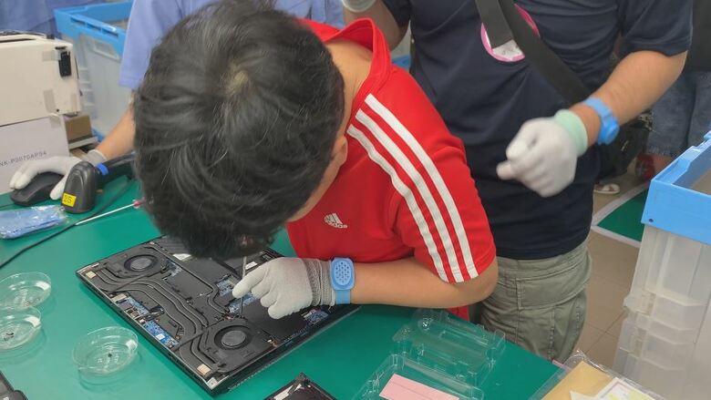 親子で協力「世界に1台だけのパソコン」完成　小学6年生対象の人気の「組み立て教室」　夏休みの思い出に｜FNNプライムオンライン
