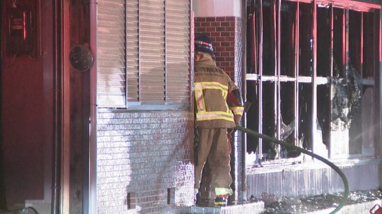 未明に“煙が出ている”と通報…倉庫として使われていた空き家2棟が燃える火事 人の出入りはあるもケガ人なし｜FNNプライムオンライン