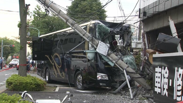 観光バスが電柱に衝突して大破　電柱倒れ周辺330軒が一時停電も　東京・江戸川区｜FNNプライムオンライン