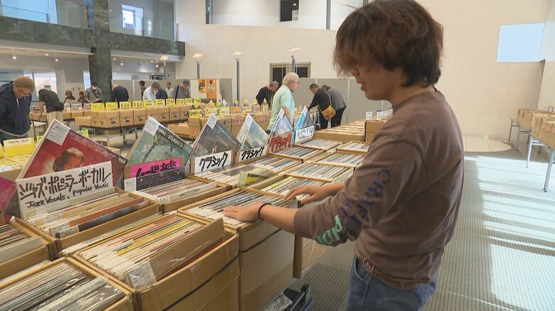 若者がハマる「モノとしての価値」レコードブーム再燃の謎、生産額35年ぶり70億円突破の理由｜FNNプライムオンライン