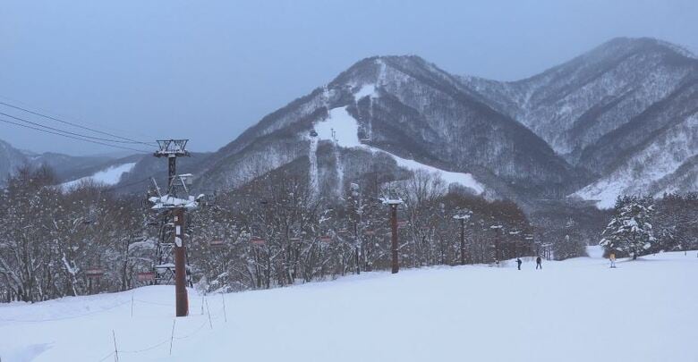 スキー場のリフトで宙づりの女性が心肺停止　スキー場の運営会社「当局の調査に全面協力」「社内でも多角的に原因究明進める」　事故のあったリフトは安全対策完了まで営業を休止｜FNNプライムオンライン
