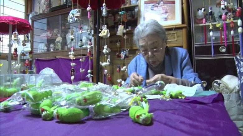 95歳の名物おばあちゃんが込める思い「命がある限り頑張る」　“辰”を手作り　干支の繭玉細工【山形発】｜FNNプライムオンライン
