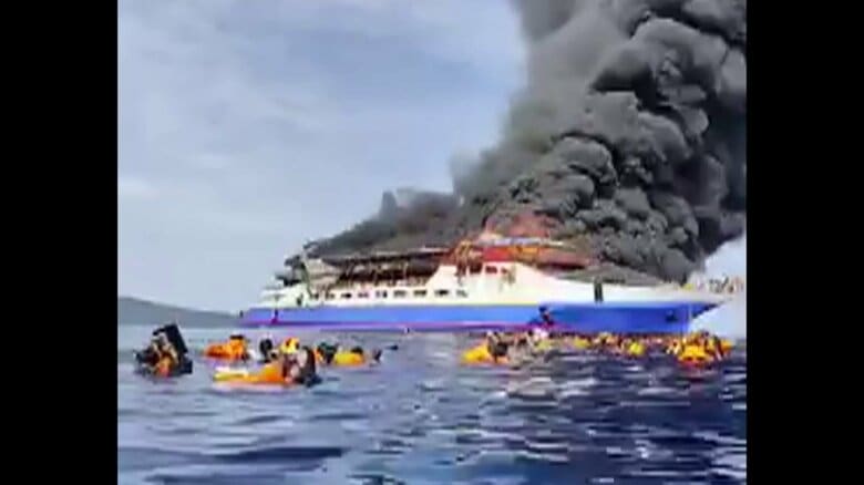 【騒然】乗客が救命胴衣を着て海に飛び込む様子も…インドネシア・スラウェシ島沖を航行中のフェリーから出火　妊婦含む3人死亡・560人以上救助｜FNNプライムオンライン