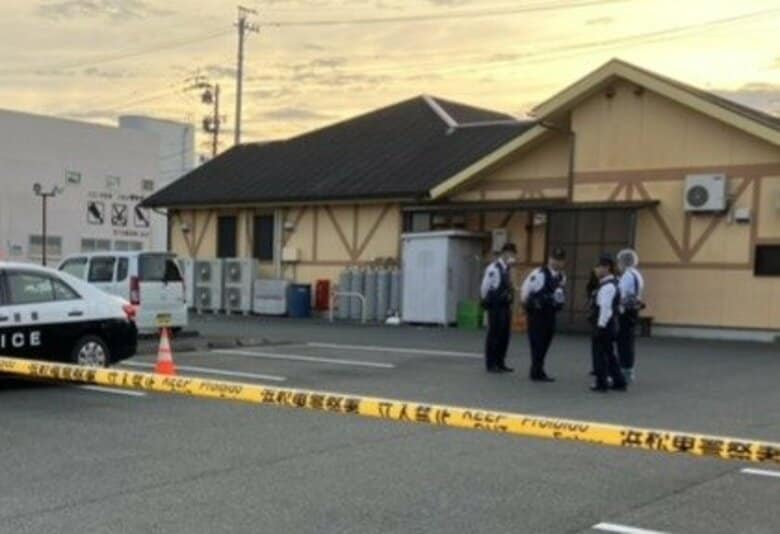 【速報】犯人逃走中　店舗駐車場に血を流した男性　直前に「ケンカしているようだ」と通報　浜松で殺人未遂事件｜FNNプライムオンライン