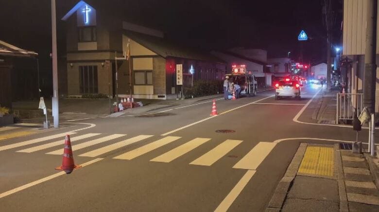国道の横断歩道を渡っていた84歳女性がはねられ重傷　車を運転していた81歳の男を過失運転致傷の疑いで現行犯逮捕　現場は信号機は無いものの直線で見通しの良い場所｜FNNプライムオンライン