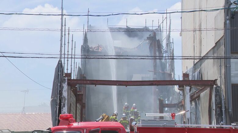 「解体中の建物から火が…」ビルの解体現場で火事 鉄骨4階建てが燃えるもケガ人なし 当時鉄を切断する作業中｜FNNプライムオンライン