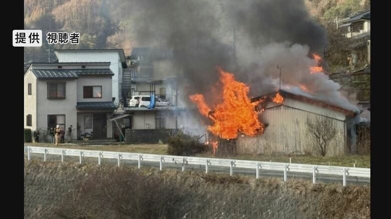 朝火事で住宅を焼く　隣家にも延焼　50代の男性を搬送もけが無し　警察と消防が出火原因を調査｜FNNプライムオンライン