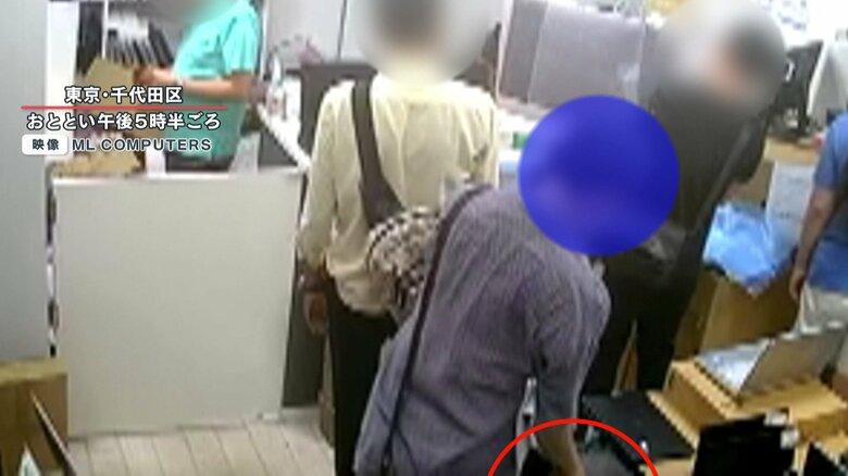 手にしたパソコンを別の場所に移動