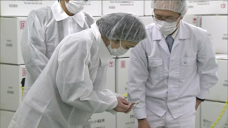 日本BCG研究所でワクチンを手に説明を受けられる紀子さま(清瀬市)