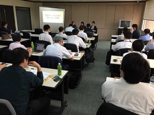 タイ保健省の講演を聞く日本企業の担当者