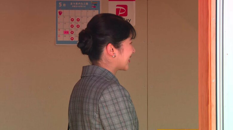 石川・志賀町「道の駅とぎ海街道」で仮設店舗を視察される愛子さま　訪問2日目