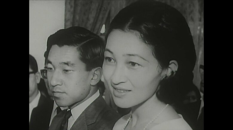 昭和43（1968）年　「豆記者」と懇談される上皇ご夫妻