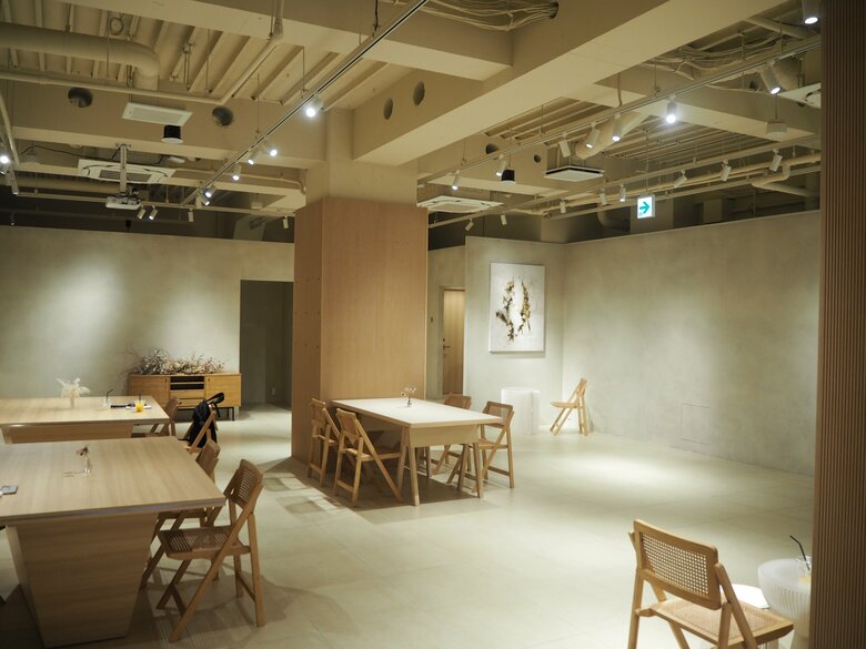 シンプルな内装の店内