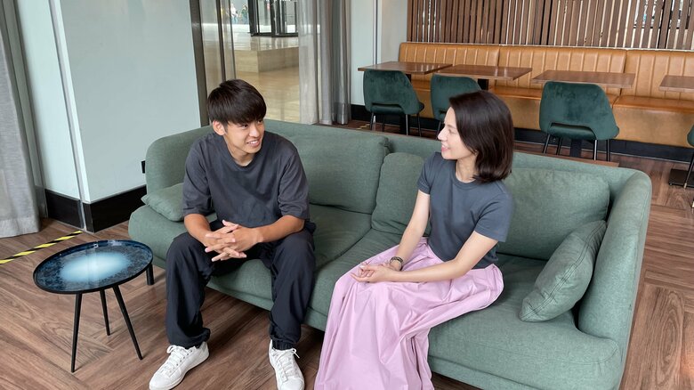 斉藤光毅選手（左）とフジテレビ遠藤玲子（右）　※撮影のため一時的にマスクを外しています。
