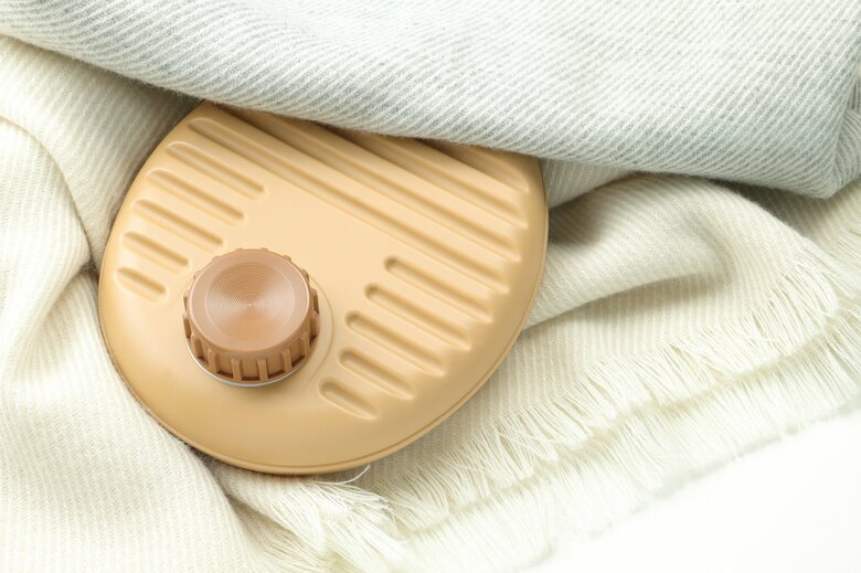 寒くて眠れないときは湯たんぽが効果的（イメージ）