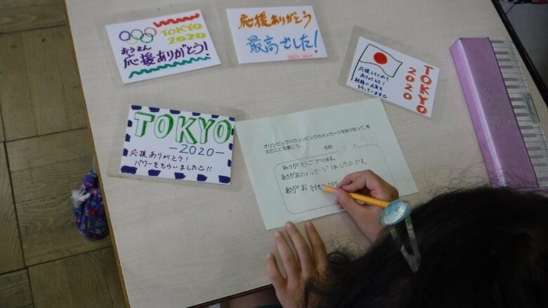 感想を書く子どもたち（仲田小学校提供）