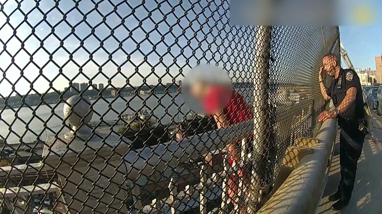 男性はどんどん前かがみに…