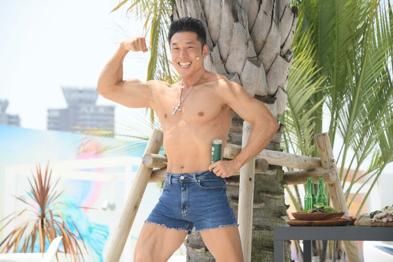 イベントで自慢の筋肉を披露する なかやまきんに君