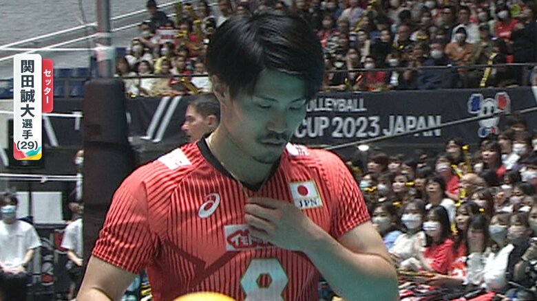 指輪に大切そうに手を添えて、ユニホームの中にしまう