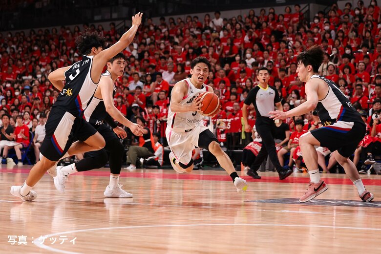 韓国戦初戦で敵陣に切り込む河村勇輝（5日、東京・有明アリーナ）