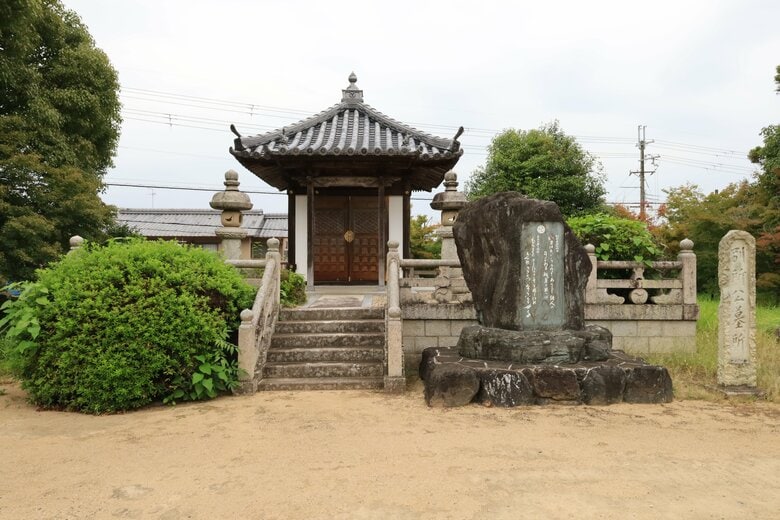 法界寺境内の別所長治公墓所。手前の石碑に辞世の句が刻まれている