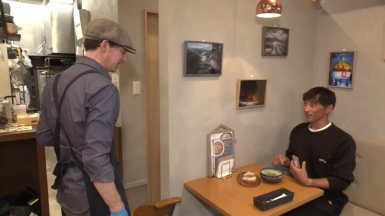 常連客と話すペーターさん