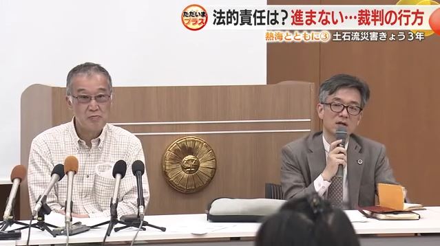 新原告団発足で会見する池田弁護士（右）