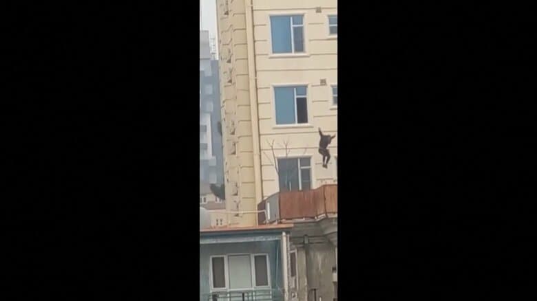 襲撃されたホテルでは窓から飛び降りて脱出する人も（12月12日 Aamaj News）