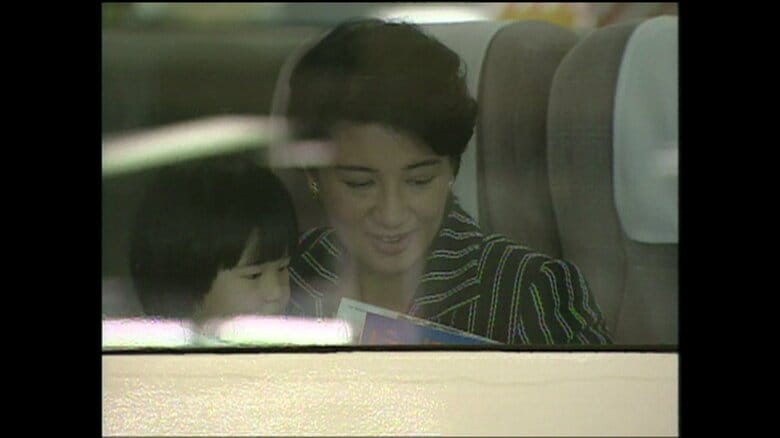 新幹線の車内誌に興味津々な愛子さま