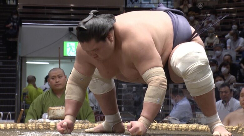 照ノ富士の膝には今もサポーターが巻かれている