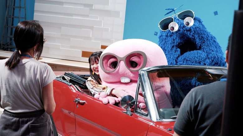 ガチャピンをぎゅっと抱きしめて笑顔