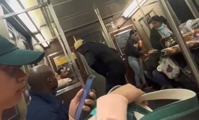 黒人男性（36）が乗客男性（32）を挑発し続けた　