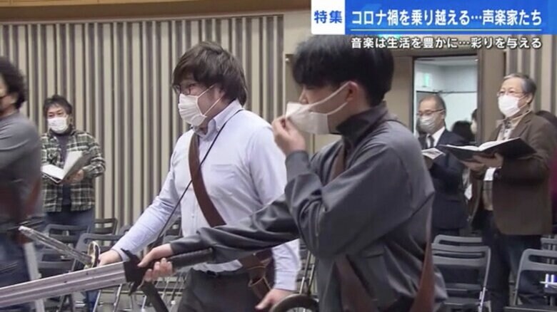 オペラの稽古中、マスクをずらして呼吸する大迫和磨さん（右）