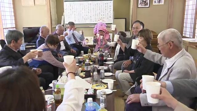 家族・親戚が集まり100歳をお祝い