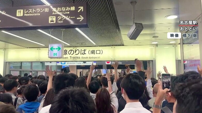 駅員の声に応じて、手を上げる乗客ら（映像：橋下徹）