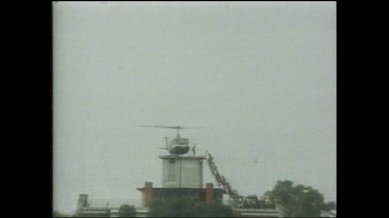 1975年4月29日サイゴンの米大使館屋上からヘリコプターで脱出