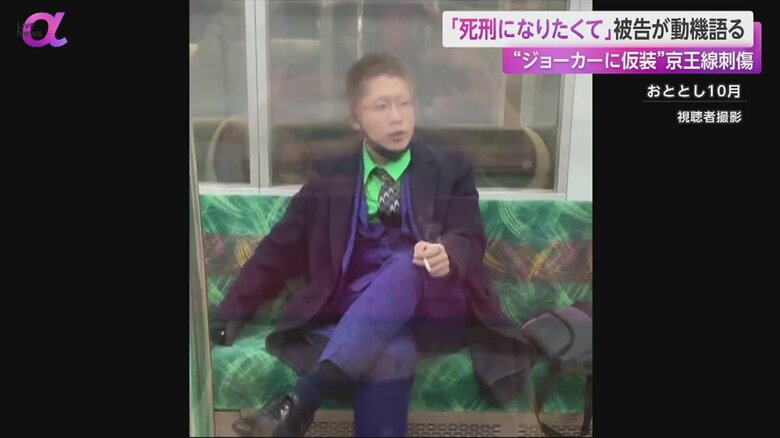 犯行直後、座ってタバコを吸う服部被告